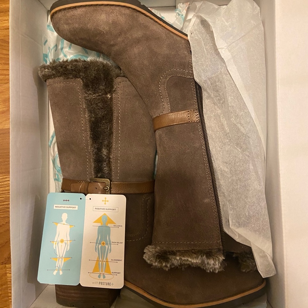 NWT Brown Suede Baretrap Boots